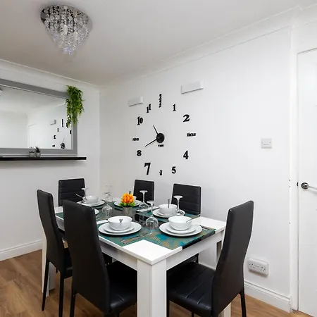 Grangefields By Alt-stay - 3 Bed - Parking, Wifi & Full Kitchen - Contractors & Relocations - Weekly & Monthly Rates Apartment