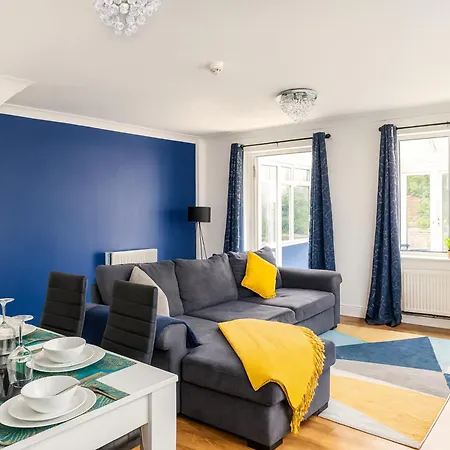 Grangefields By Alt-stay - 3 Bed - Parking, Wifi & Full Kitchen - Contractors & Relocations - Weekly & Monthly Rates Apartment *