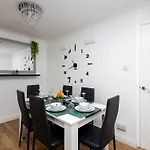 Grange Fields By Alt-stay Contractor - 3 Bed Contractor With Parking, Wi-fi & Full Kitchen - Ideal For Long Apartment