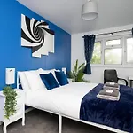 Grange Fields By Alt-stay Contractor - 3 Bed Contractor With Parking, Wi-fi & Full Kitchen - Ideal For Long Apartment