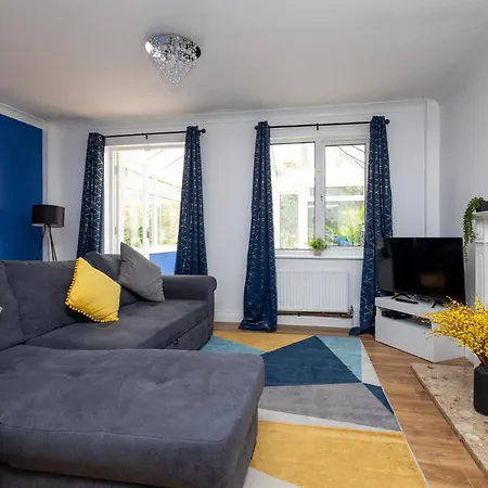 Grange Fields By Alt-stay Contractor - 3 Bed Contractor With Parking, Wi-fi & Full Kitchen - Ideal For Long Apartament *