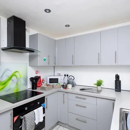Apartment Grange Fields By Alt-stay Contractor - 3 Bed Contractor With Parking, Wi-fi & Full Kitchen - Ideal For Long *